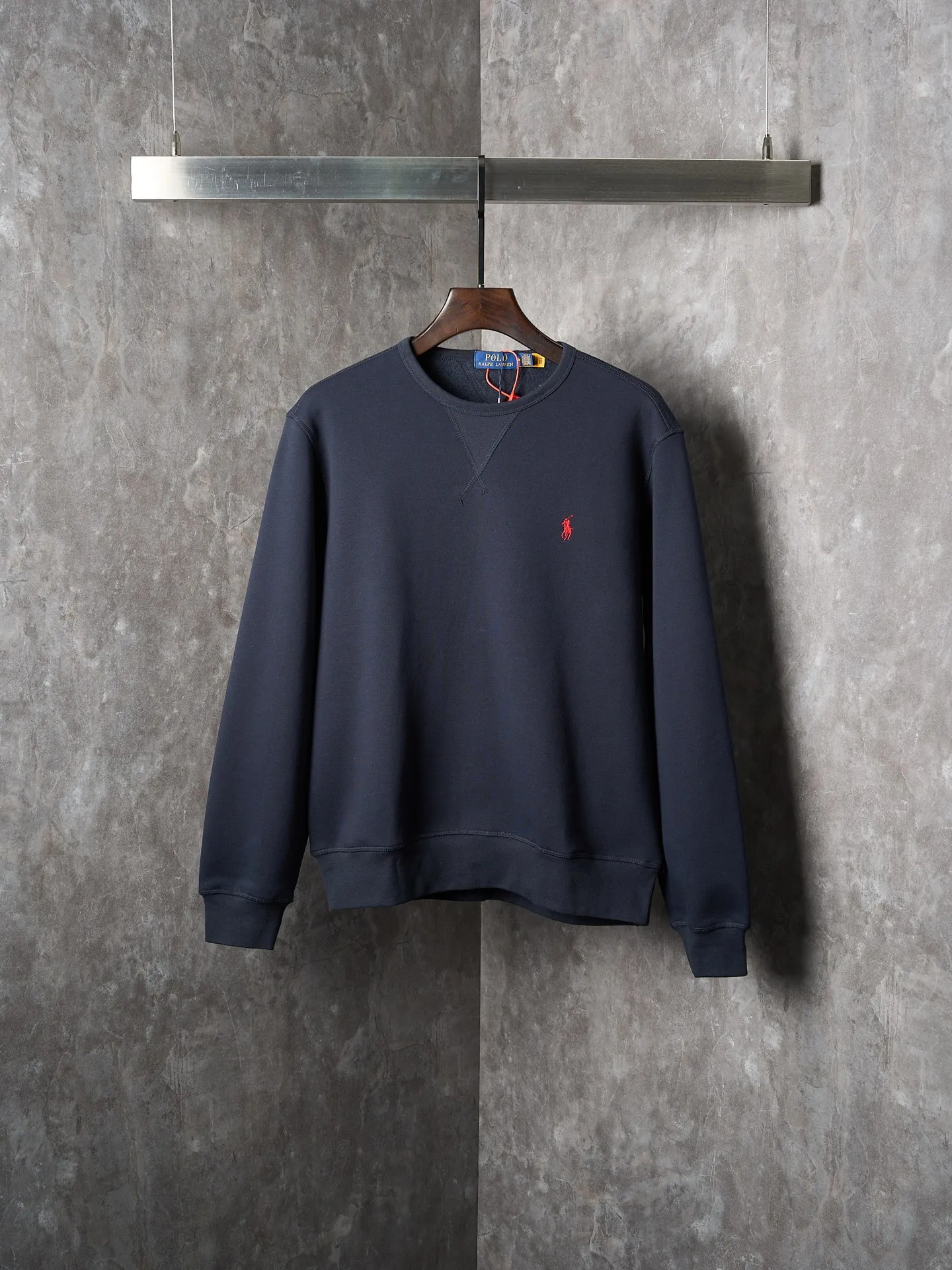 P290 Actual auction] Ralph Lauren/Ralph Lauren solid color pony logo embroidered round neck sweatshirt (navy blue) [Ready stock] S M L XL custom cloud-like honey cotton fleece sweatshirt material with delicate touch and comfortable skin fit. A touch of midnight navy blue as the main color, exquisite red pony logo embellishment, full of recognition, with an atmosphere of freedom and vitality, pure and smart color symphony, and outlines a high-end outline with extreme simplicity. Become the smart focus of vision and show your taste in silence. Use imported machine embroidery technology. Use advanced computer control system and precision mechanical components to realize the iconic pony embroidery operation. High precision. The lines are smooth and delicate. Adopt Hasuo technology. Use specific machines to sew. Hasuo has high fastness. It adds visual effects. It is time-consuming and labor-intensive. The fabrics have been washed and have a better hand feel. Not easy to deform. Not easy to shrink. Not easy to fade. Maintain long-term beauty and fit.